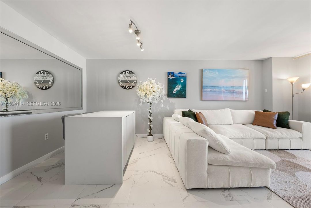 For Sale: $699,000 (1 beds, 1 baths, 740 Square Feet)