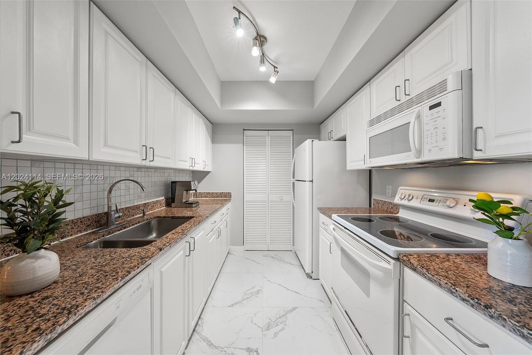 For Sale: $699,000 (1 beds, 1 baths, 740 Square Feet)