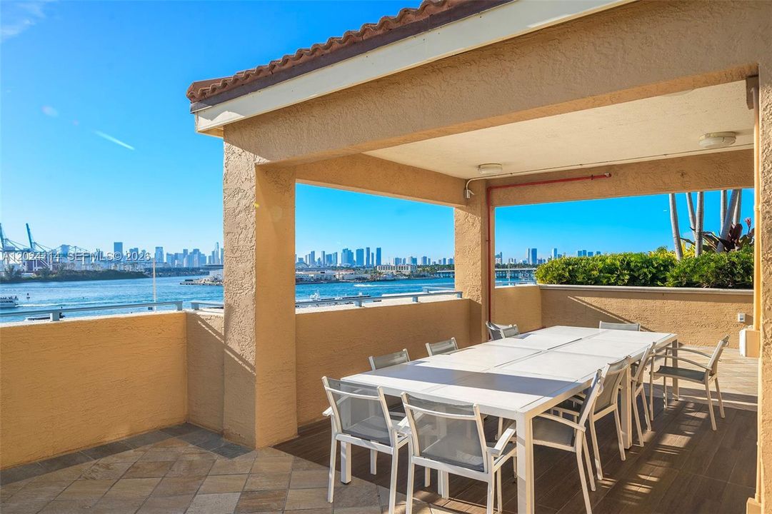 For Sale: $699,000 (1 beds, 1 baths, 740 Square Feet)