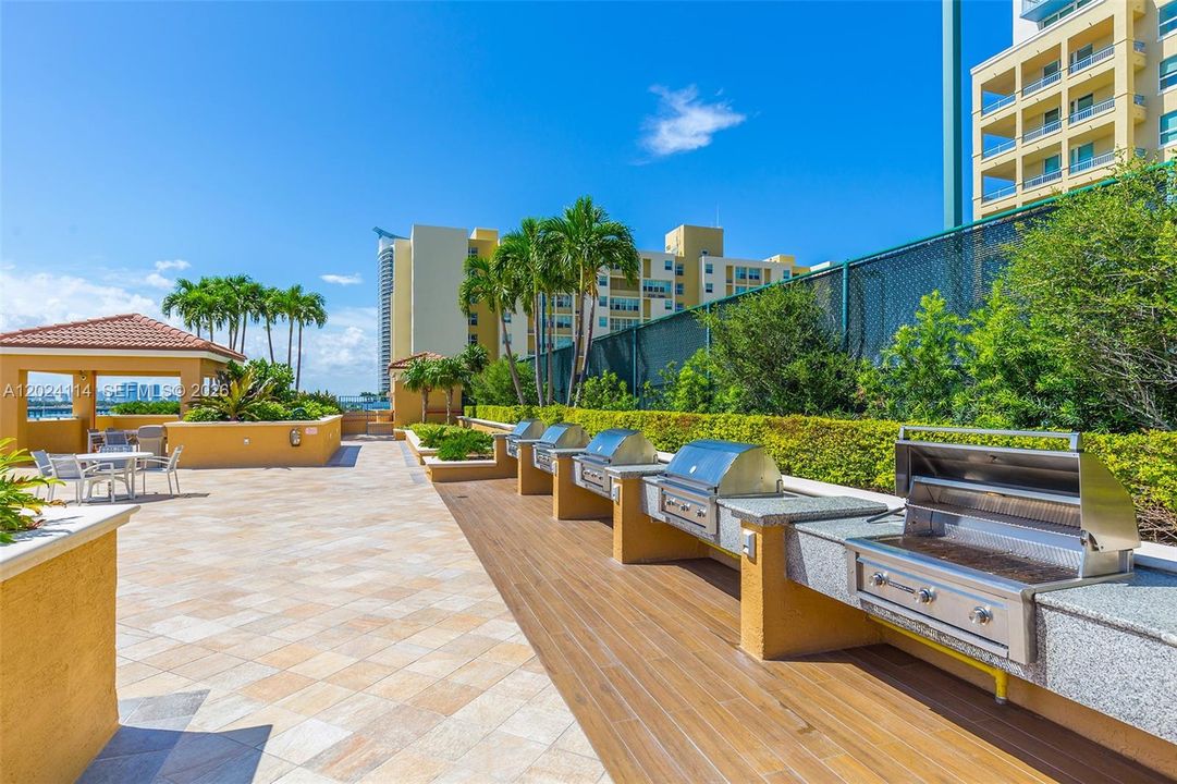 For Sale: $699,000 (1 beds, 1 baths, 740 Square Feet)