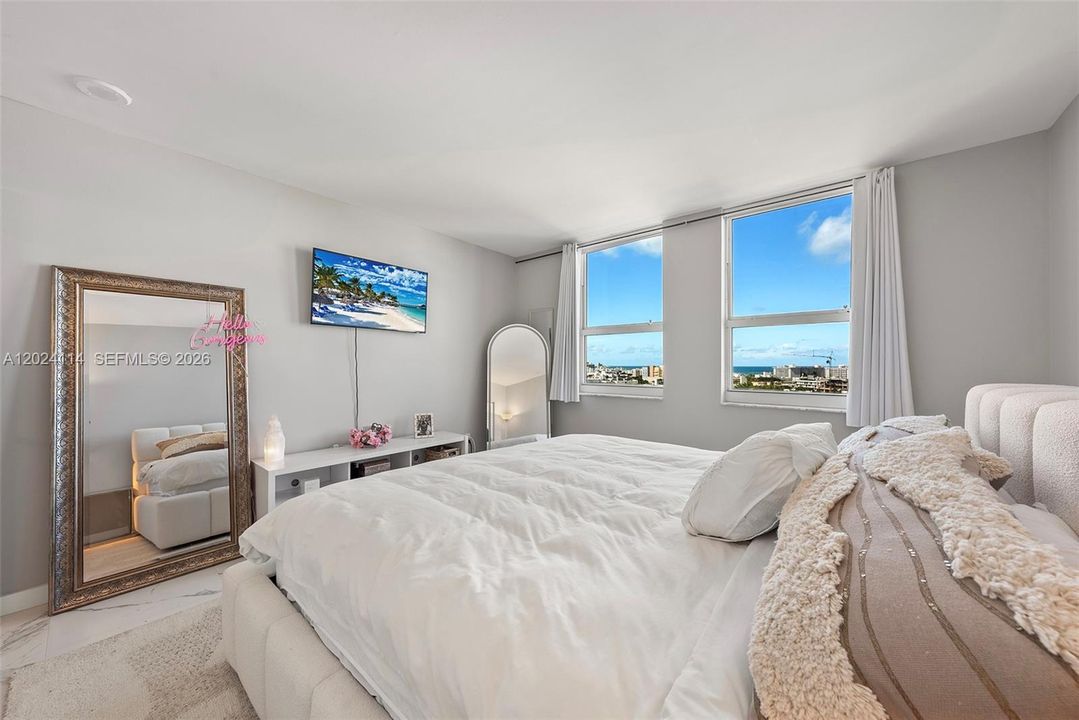 For Sale: $699,000 (1 beds, 1 baths, 740 Square Feet)