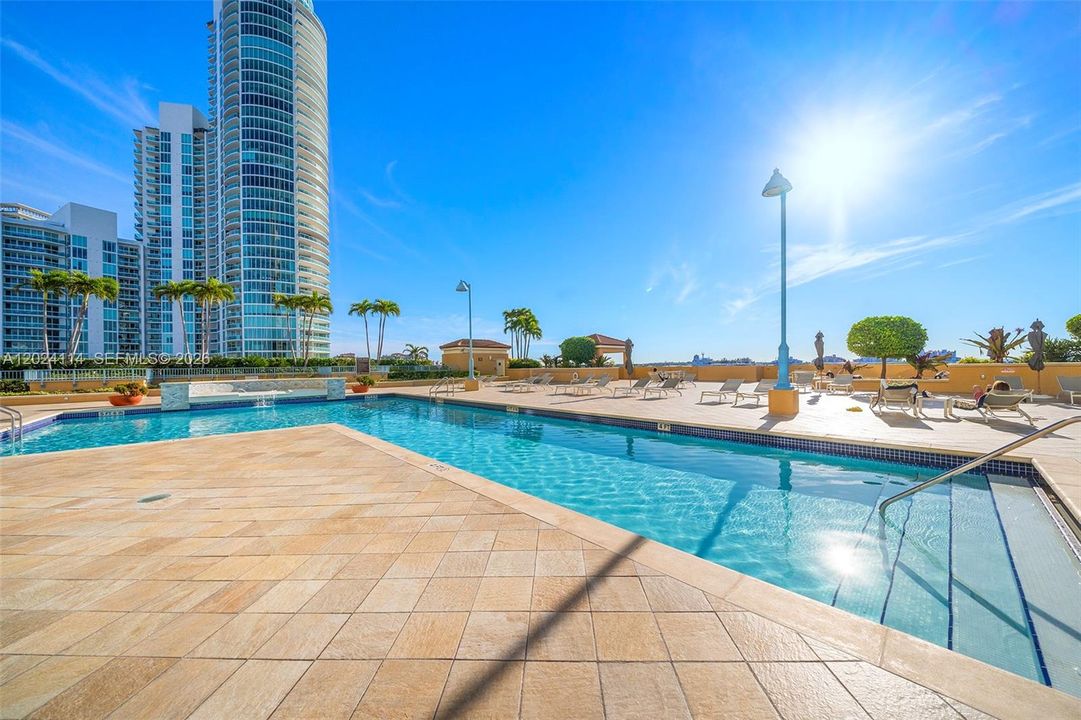 For Sale: $699,000 (1 beds, 1 baths, 740 Square Feet)