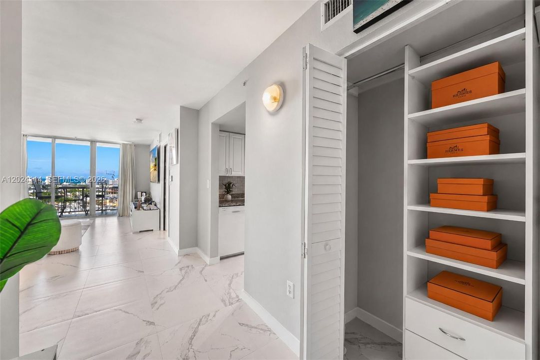 For Sale: $699,000 (1 beds, 1 baths, 740 Square Feet)