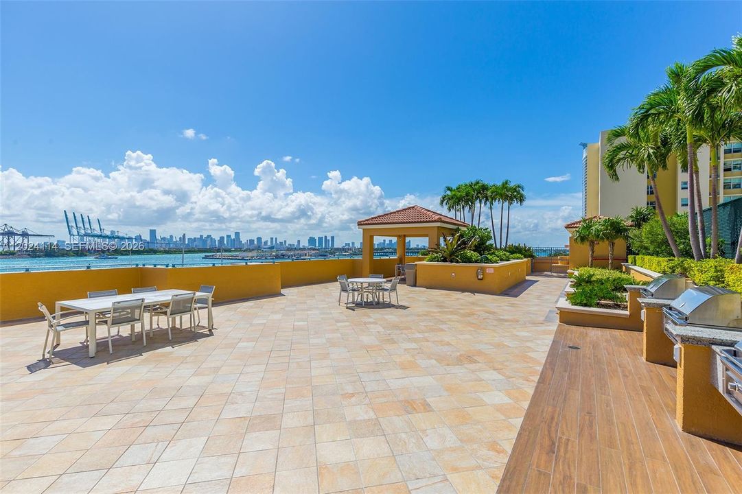 For Sale: $699,000 (1 beds, 1 baths, 740 Square Feet)