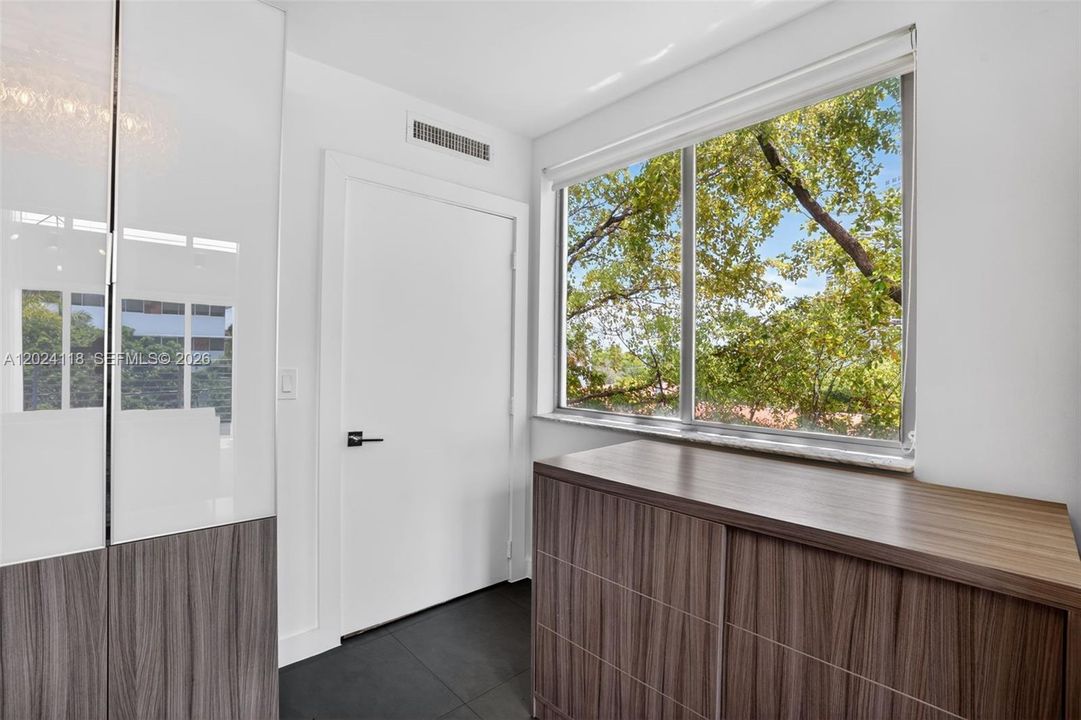 For Sale: $1,290,000 (2 beds, 2 baths, 1164 Square Feet)