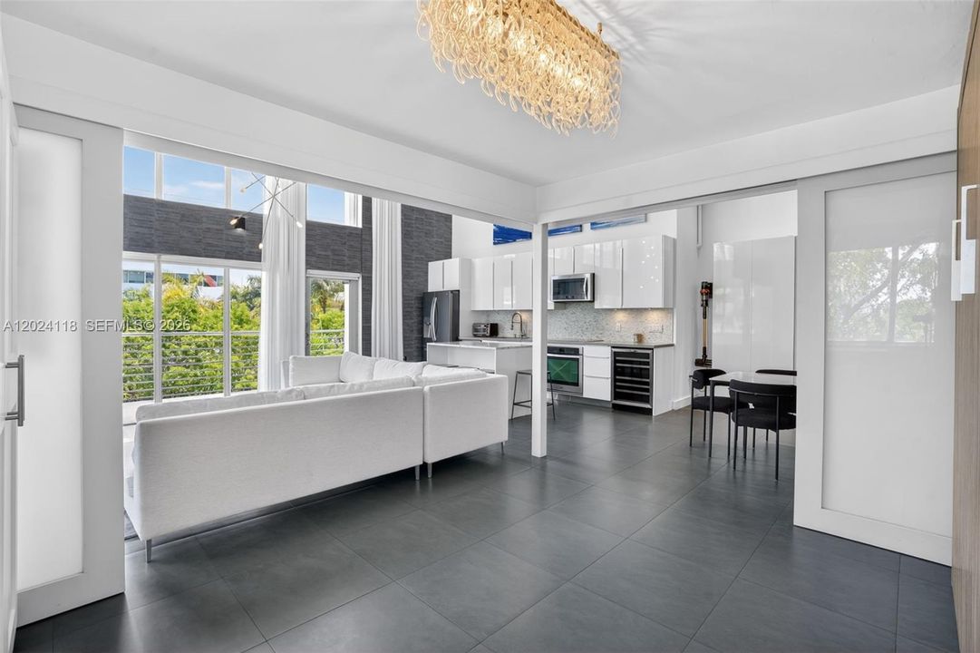 For Sale: $1,290,000 (2 beds, 2 baths, 1164 Square Feet)