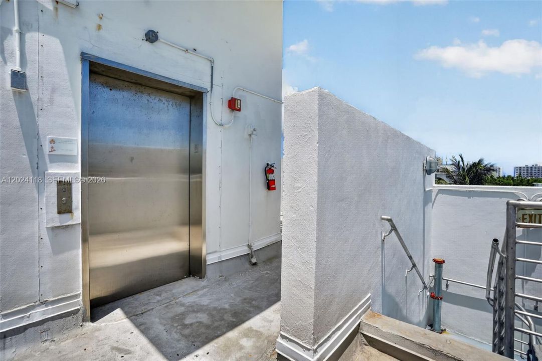 For Sale: $1,290,000 (2 beds, 2 baths, 1164 Square Feet)