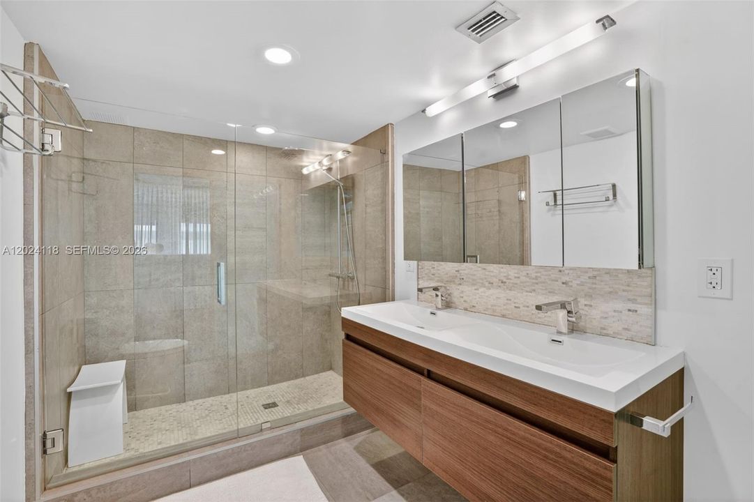For Sale: $1,290,000 (2 beds, 2 baths, 1164 Square Feet)