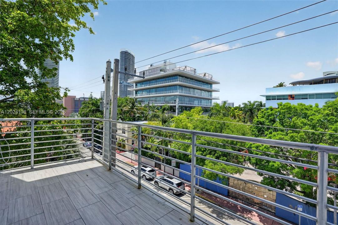 For Sale: $1,290,000 (2 beds, 2 baths, 1164 Square Feet)
