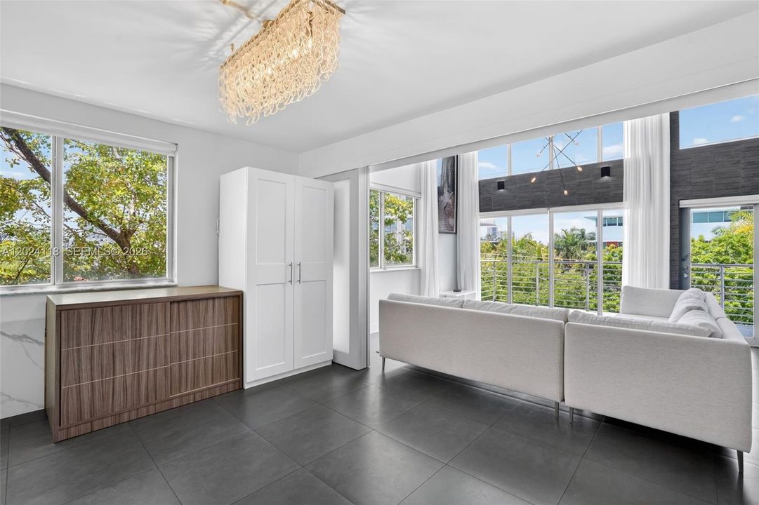 For Sale: $1,290,000 (2 beds, 2 baths, 1164 Square Feet)
