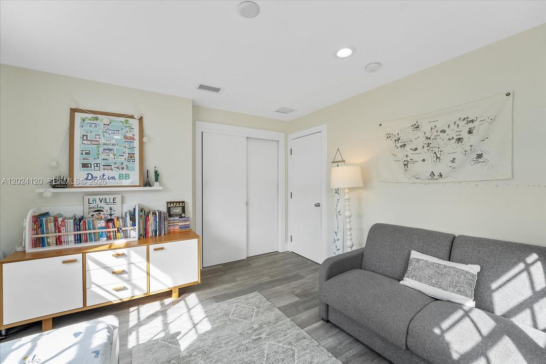For Sale: $720,000 (2 beds, 2 baths, 1068 Square Feet)