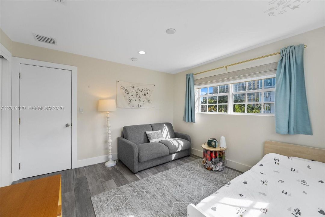 For Sale: $720,000 (2 beds, 2 baths, 1068 Square Feet)