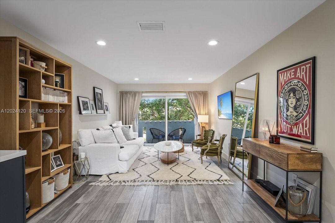 For Sale: $720,000 (2 beds, 2 baths, 1068 Square Feet)