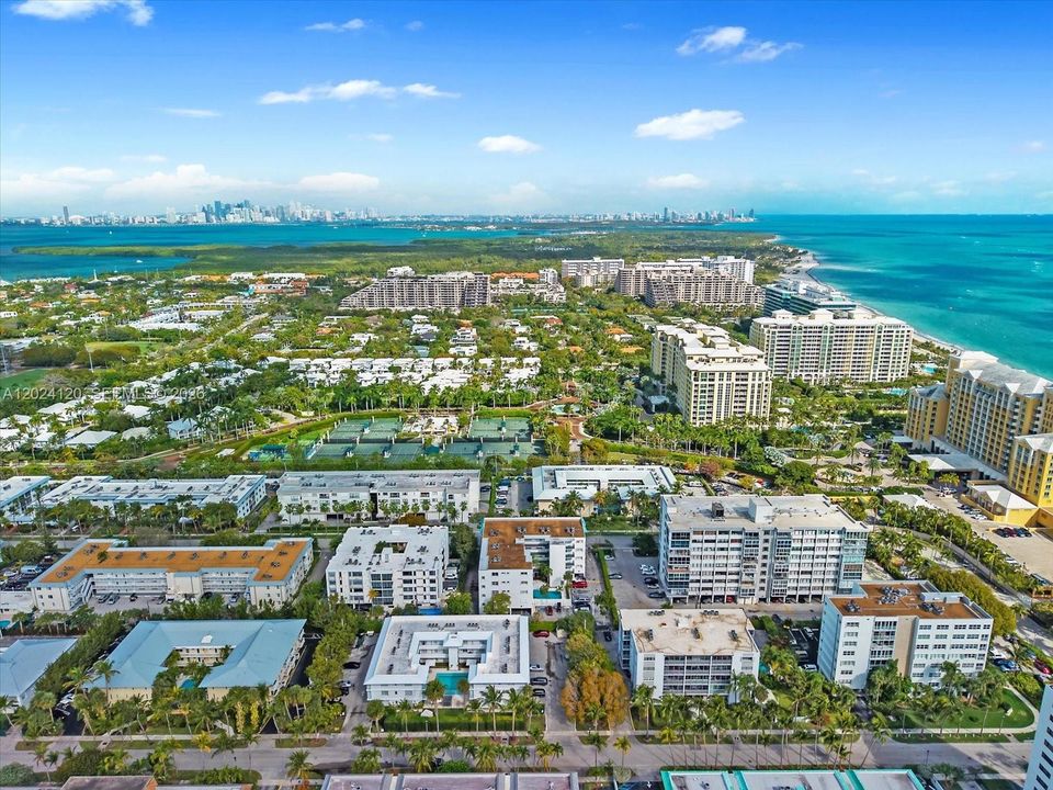 For Sale: $720,000 (2 beds, 2 baths, 1068 Square Feet)