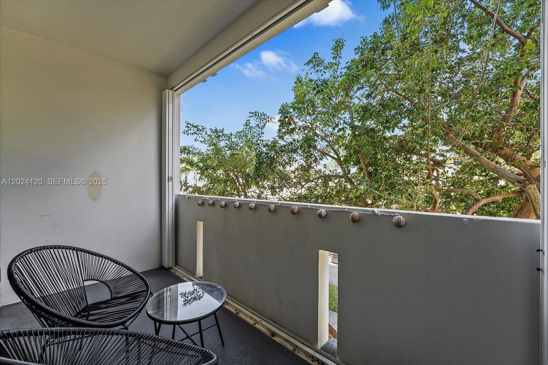 For Sale: $720,000 (2 beds, 2 baths, 1068 Square Feet)