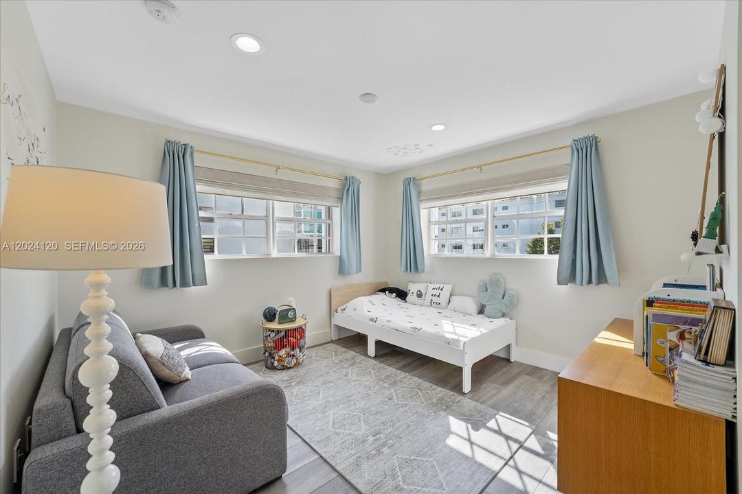 For Sale: $720,000 (2 beds, 2 baths, 1068 Square Feet)