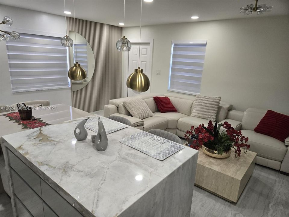 En Venta: $550,000 (3 camas, 2 baños, 1200 Pies cuadrados)