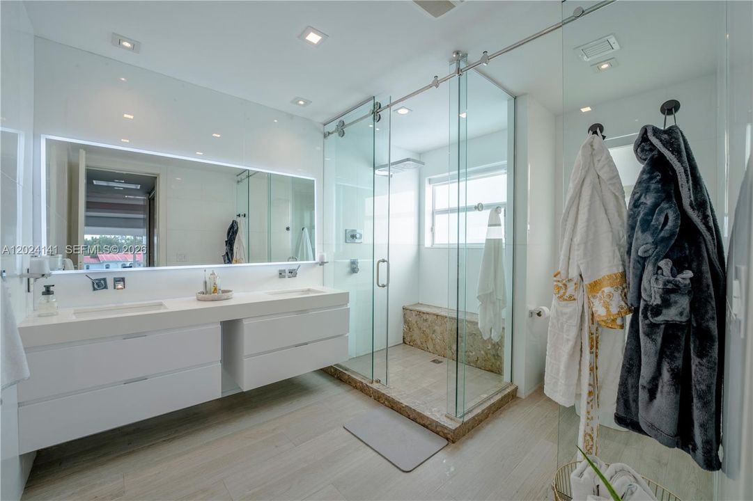 For Sale: $2,950,000 (5 beds, 5 baths, 3429 Square Feet)