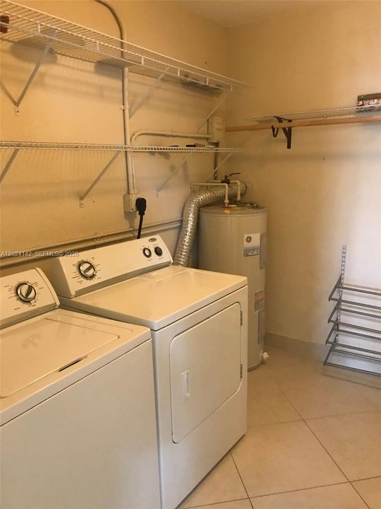 Activo con contrato: $4,300 (3 camas, 2 baños, 1801 Pies cuadrados)