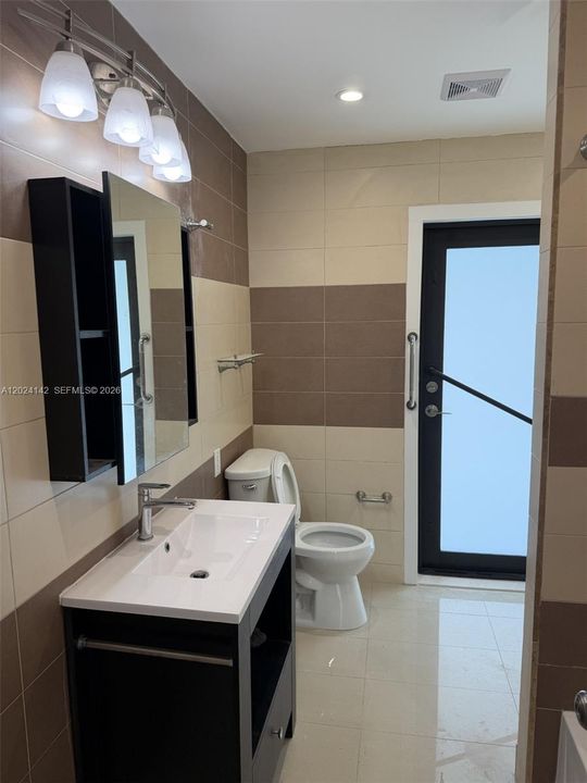 Activo con contrato: $4,300 (3 camas, 2 baños, 1801 Pies cuadrados)