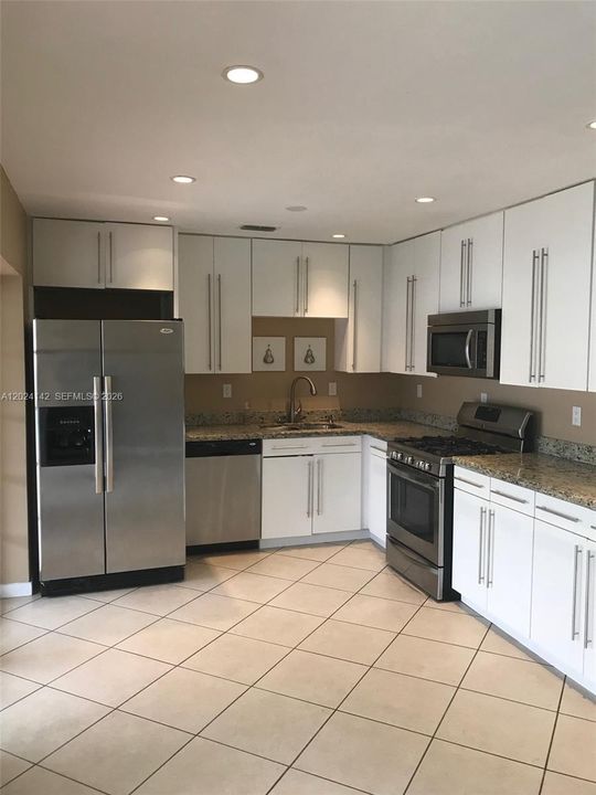 Activo con contrato: $4,300 (3 camas, 2 baños, 1801 Pies cuadrados)