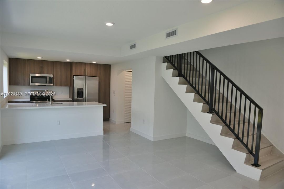 For Rent: $3,000 (5 beds, 4 baths, 1902 Square Feet)