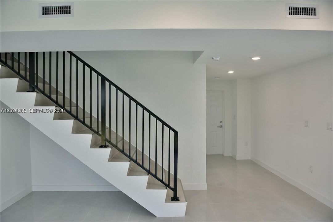 For Rent: $3,000 (5 beds, 4 baths, 1902 Square Feet)