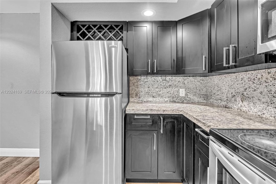 For Rent: $1,945 (1 beds, 1 baths, 712 Square Feet)