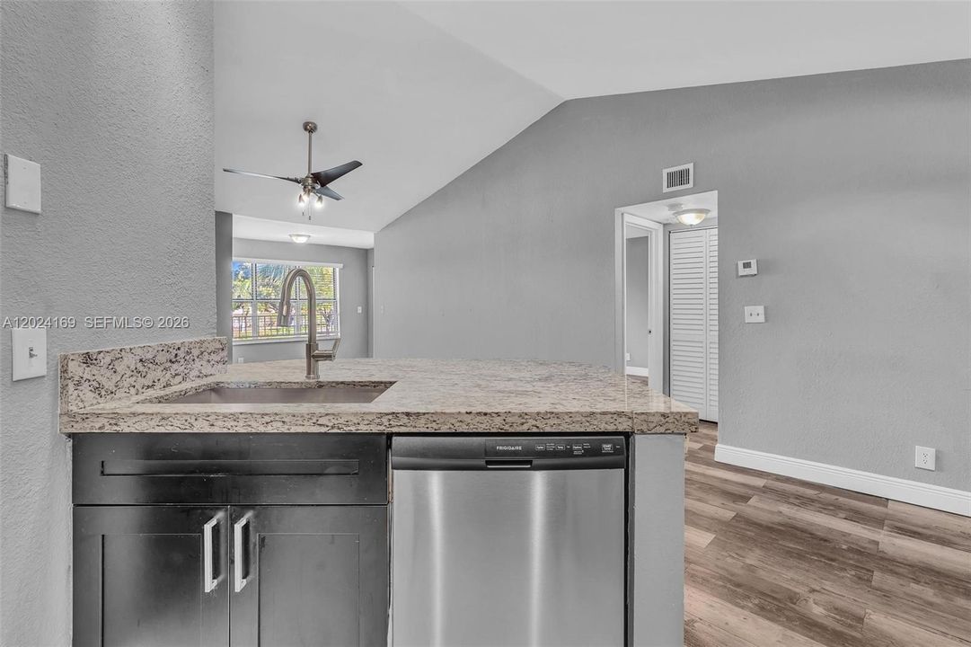 For Rent: $1,945 (1 beds, 1 baths, 712 Square Feet)