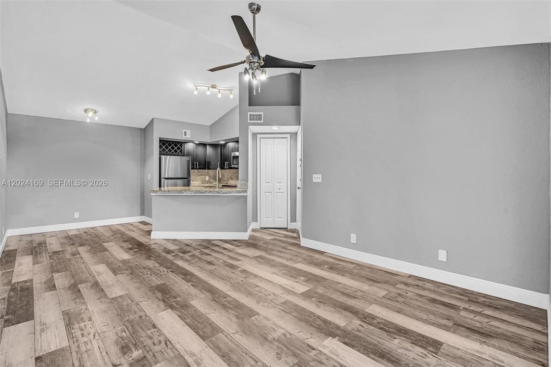 For Rent: $1,945 (1 beds, 1 baths, 712 Square Feet)