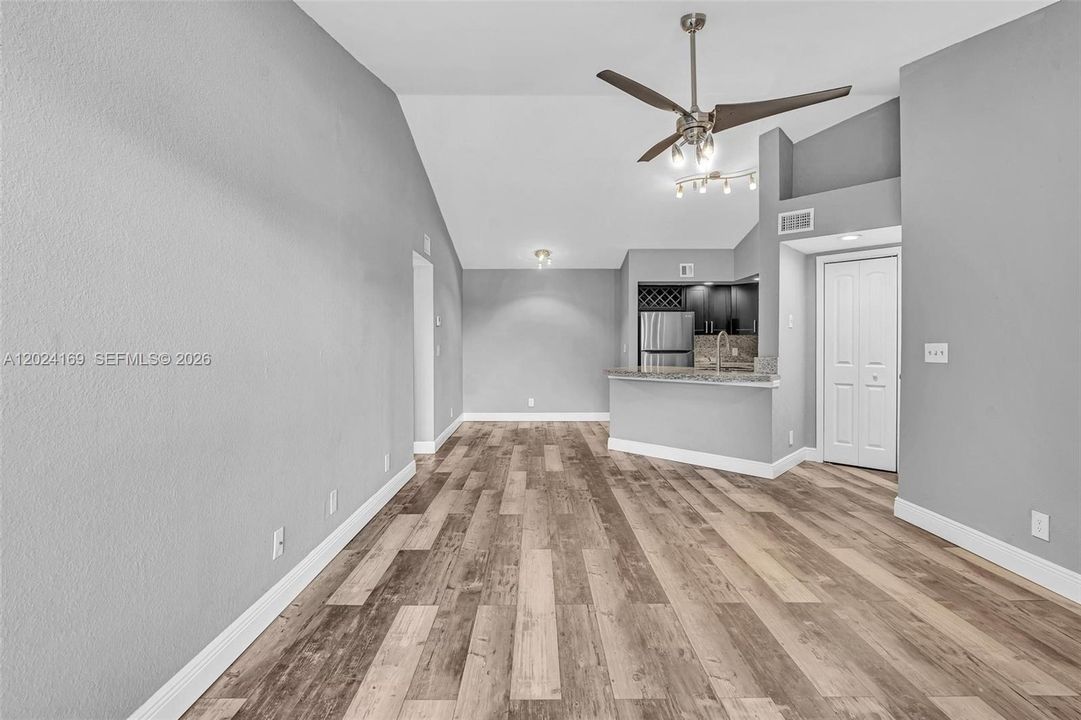 For Rent: $1,945 (1 beds, 1 baths, 712 Square Feet)