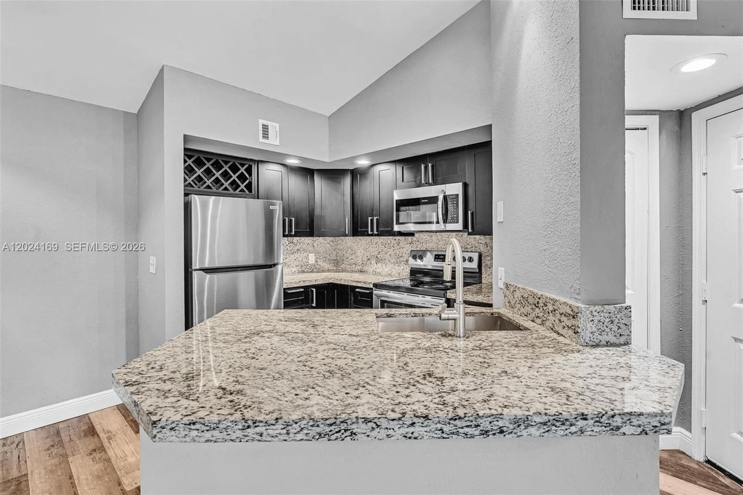 For Rent: $1,945 (1 beds, 1 baths, 712 Square Feet)