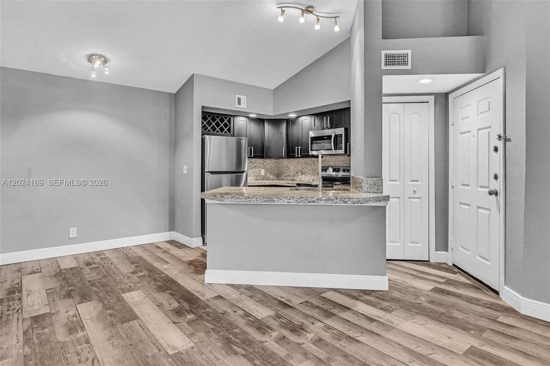 For Rent: $1,945 (1 beds, 1 baths, 712 Square Feet)