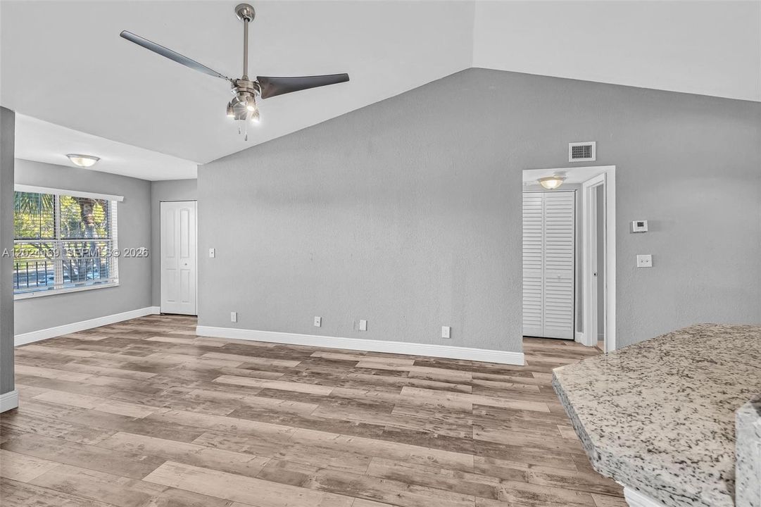 For Rent: $1,945 (1 beds, 1 baths, 712 Square Feet)