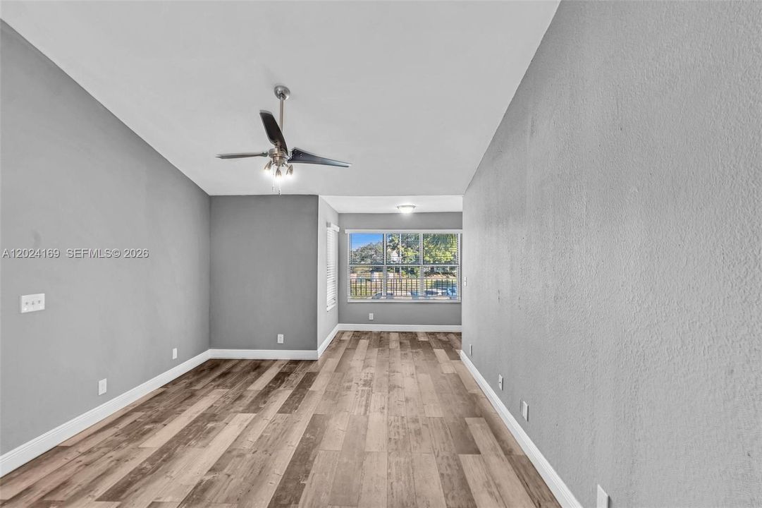 For Rent: $1,945 (1 beds, 1 baths, 712 Square Feet)