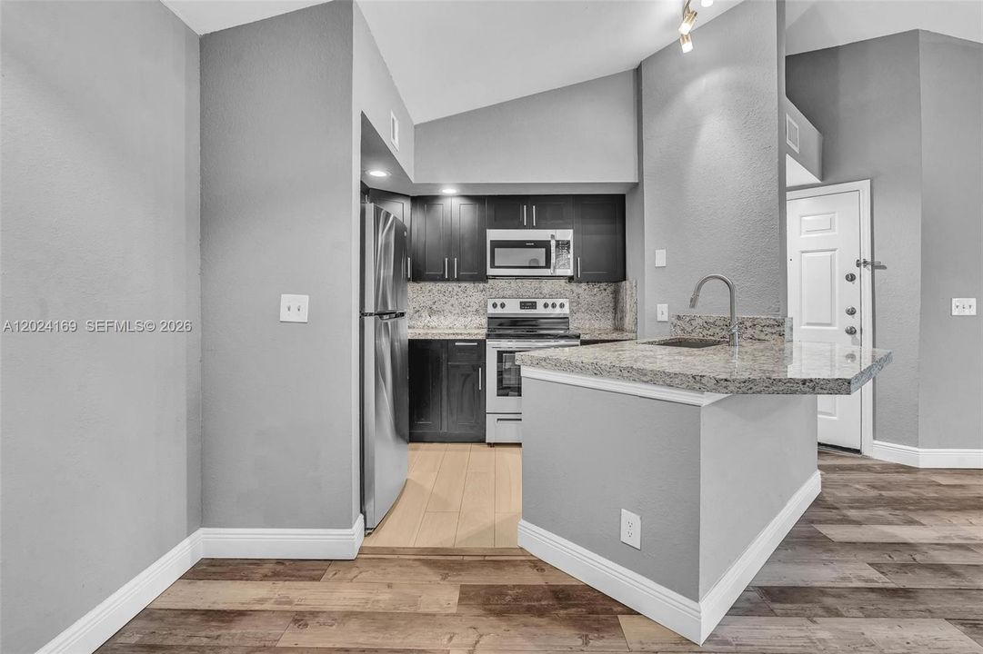For Rent: $1,945 (1 beds, 1 baths, 712 Square Feet)
