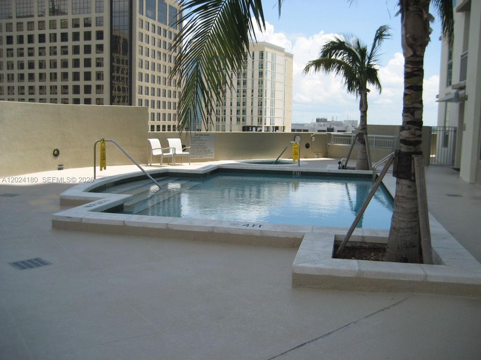 For Sale: $285,900 (1 beds, 1 baths, 797 Square Feet)
