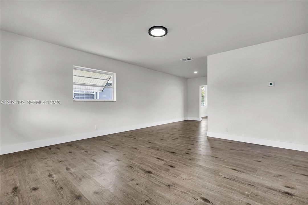 For Sale: $274,900 (2 beds, 1 baths, 1216 Square Feet)