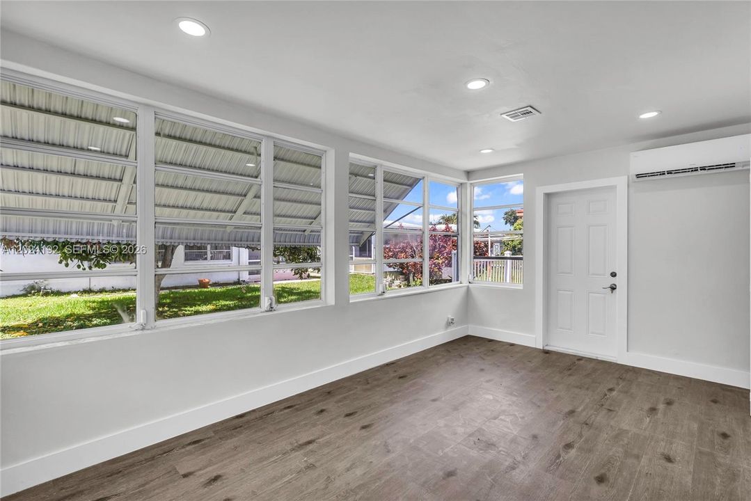 For Sale: $274,900 (2 beds, 1 baths, 1216 Square Feet)