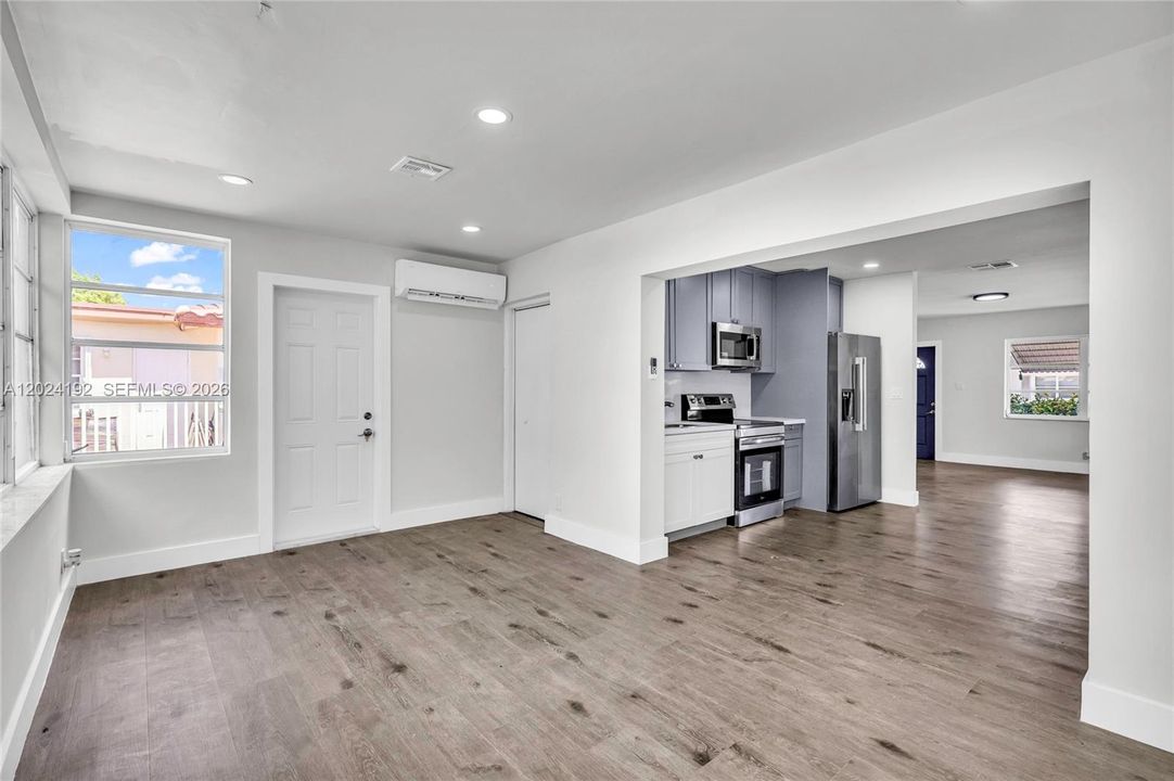 For Sale: $274,900 (2 beds, 1 baths, 1216 Square Feet)