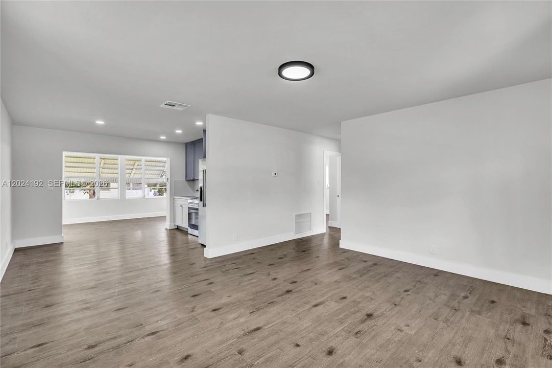 For Sale: $274,900 (2 beds, 1 baths, 1216 Square Feet)