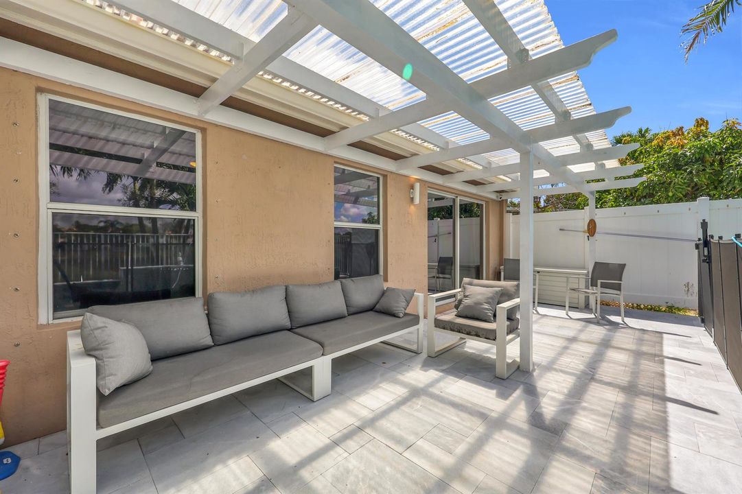 Patio w/pergola