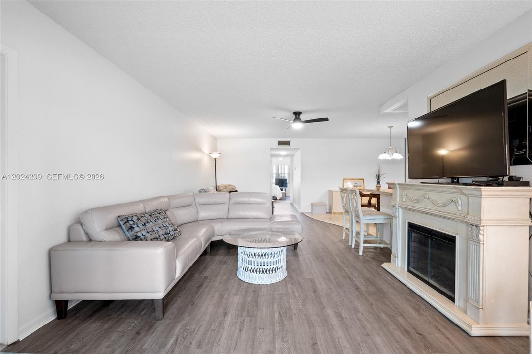 For Sale: $164,900 (1 beds, 2 baths, 1068 Square Feet)