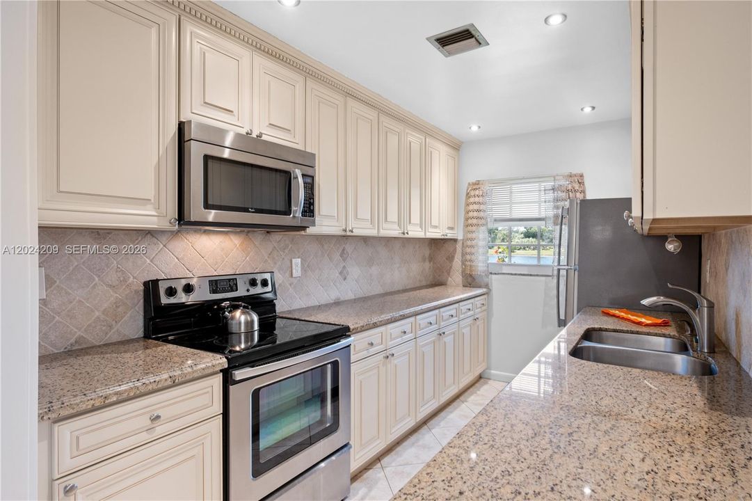 For Sale: $164,900 (1 beds, 2 baths, 1068 Square Feet)