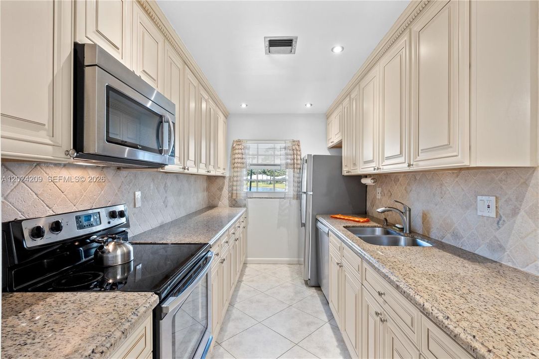 For Sale: $164,900 (1 beds, 2 baths, 1068 Square Feet)