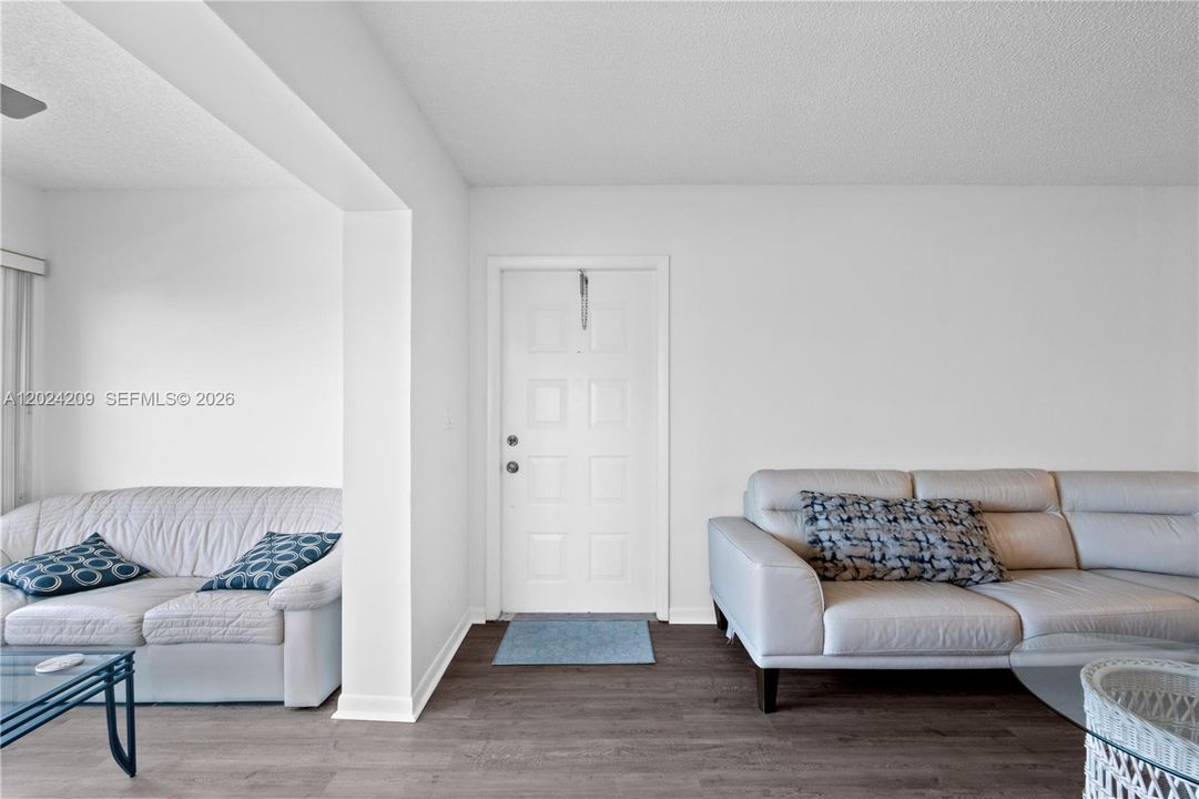 For Sale: $164,900 (1 beds, 2 baths, 1068 Square Feet)