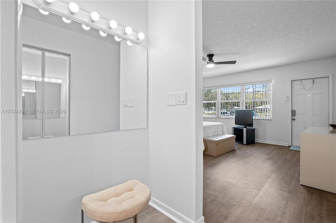 For Sale: $164,900 (1 beds, 2 baths, 1068 Square Feet)