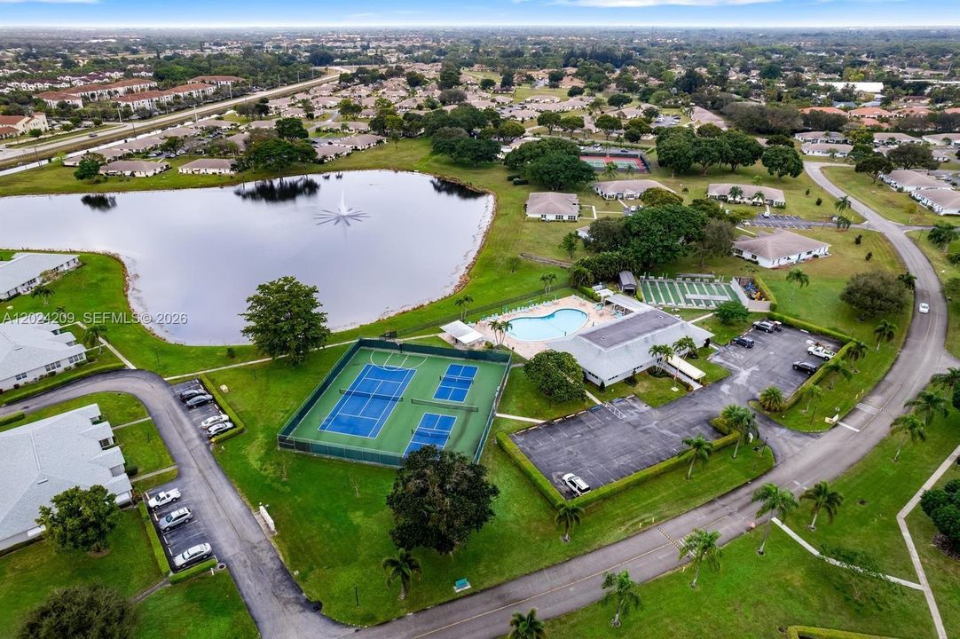 For Sale: $164,900 (1 beds, 2 baths, 1068 Square Feet)