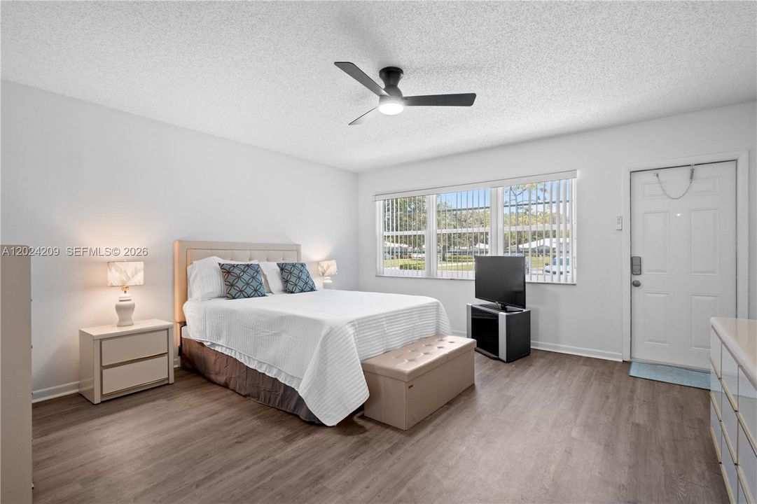 For Sale: $164,900 (1 beds, 2 baths, 1068 Square Feet)