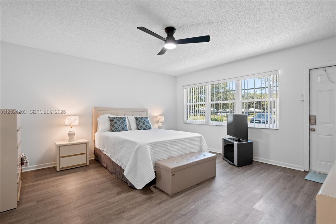 For Sale: $164,900 (1 beds, 2 baths, 1068 Square Feet)